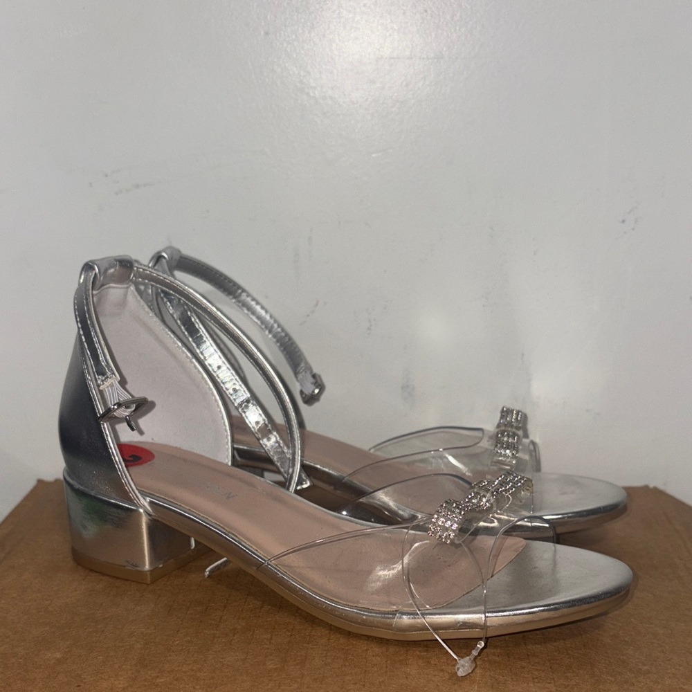 Girls Steve Madden Yoga Silver Heeled Sandals size 2